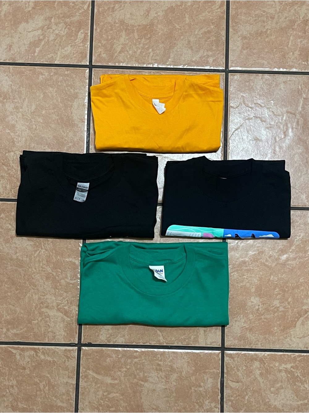 Send offer Set of 4 New Gildan t-shirts Yellow, Black, Green shirts low cost
